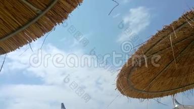 蓝天下的威克尔海滩伞，云团，希腊，哈<strong>基迪基</strong>